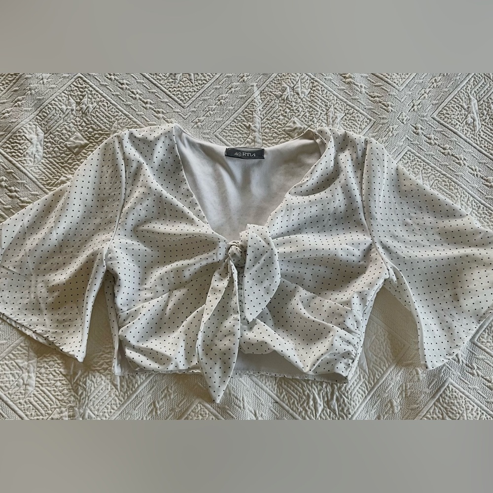 4SIBNNA white polkadot tie top!